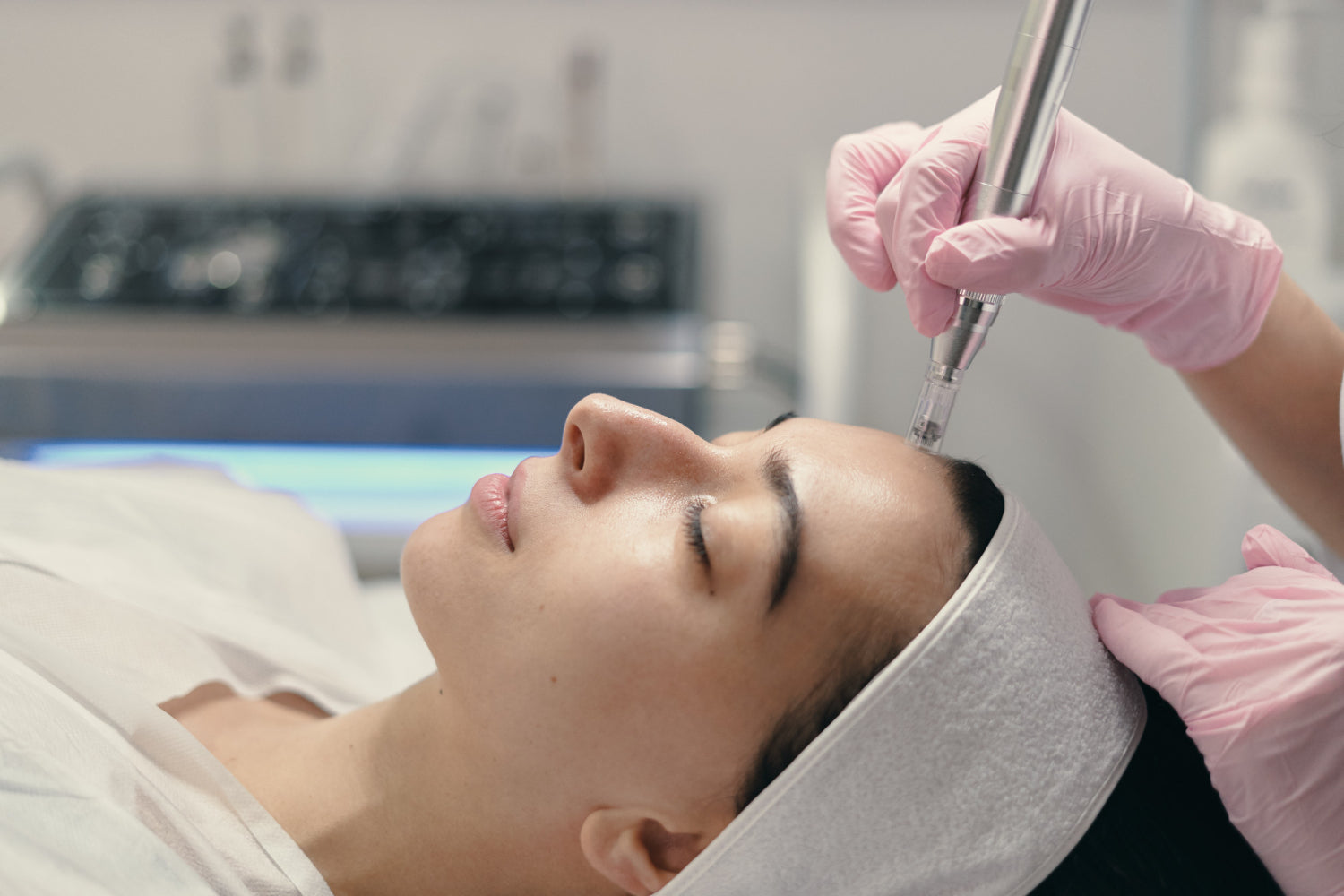 What Is Microneedling in At-Home Beauty Care?