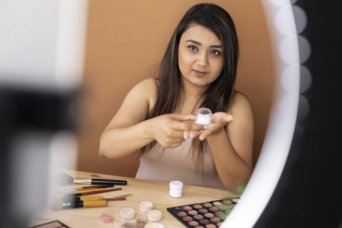 What Makes a Beauty Product Non-Sticky and Lightweight?